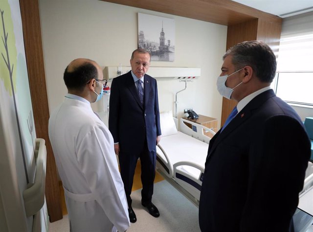Archivo - El presidente de Turquía, Recep Tayyip Erdogan, y el ministro de Salud, Fahrettin Koca