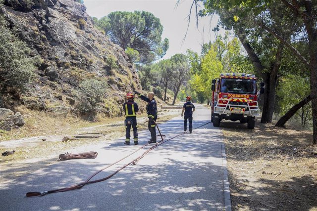 Varios bomberos, durante las labores de extinción del incendio del pantano de San Juan, a 1 de agosto de 2021, en San Martín de Valdeiglesias, Madrid (España). 