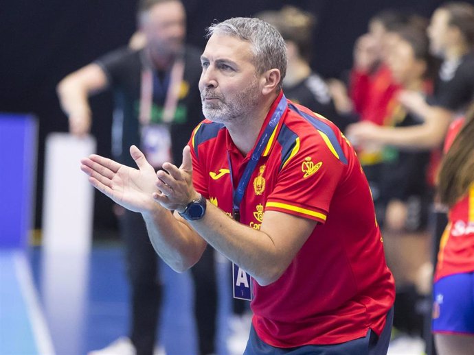 Archivo - El seleccionador español de balonmano femenino, Carlos Viver, aplaude durante un partido de las selección femenina de balonmano