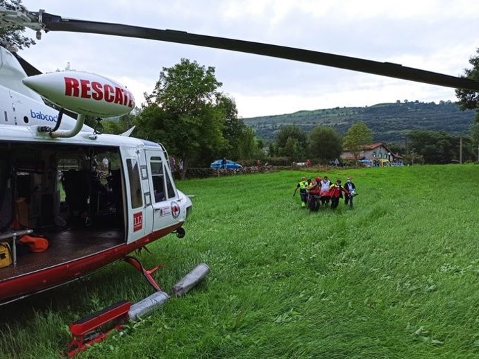 Evacuación en helicóptero de un motorista que chocó con un coche en Jesús del Monte