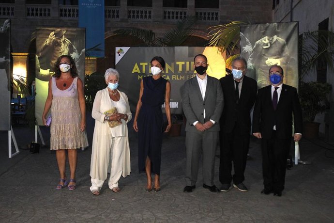 (I-D) La presidenta del Govern, Francina Armengol; la actriz Judi Dench; la Reina Letizia; el director del Atlntida Mallorca Film Fest, Jaume Ripoll; el director Stephen Frears y el ministro Miquel Iceta en la clausura de la 11 Edición Del Festival.