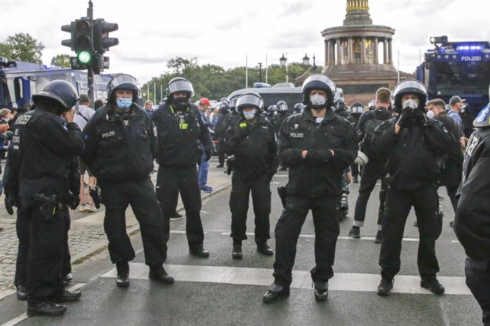 01 August 2021, Berlin: Police officers secure the entrance to the Victory Column, as several demonstrations in Berlin remain banned on Sunday, including a rally of the Stuttgart "Querdenken" initiative. Photo: Carsten Koall/dpa