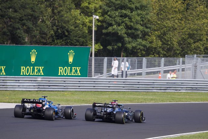 HAMILTON Lewis (gbr), Mercedes AMG F1 GP W12 E Performance overtakes ALONSO Fernando (spa), Alpine F1 A521, action during the Formula 1 Magyar Nagydij 2021, Hungarian Grand Prix, 11th round of the 2021 FIA Formula One World Championship from July 30 to 
