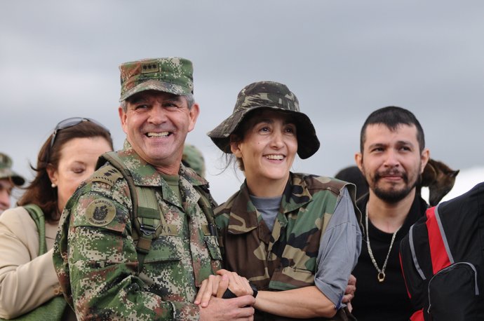 El excomandante del Ejército de Colombia Mario Montoya, derecha, abraza a la ex rehén y política colombiana