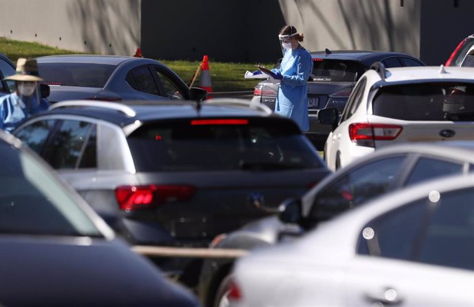 Ciudadanos esperan en sus vehículos para hacer el test de COVID-19 en Brisbane.