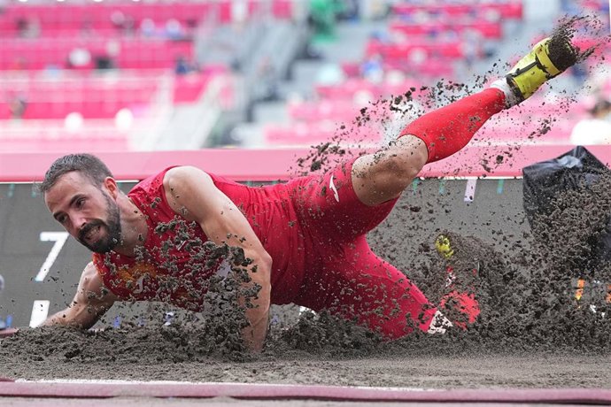 El saltador español Eusebio Cáceres en los Juegos de Tokio