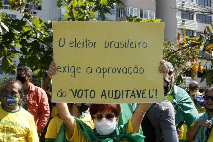 Simpatizantes de Bolsonaro piden el voto impreso en manifestaciones en Río de Janeiro.