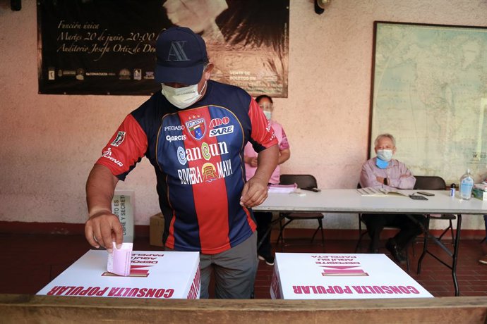01 August 2021, Mexico, Queretaro: A man casts his vote at a polling station during a referendum to decide whether to investigate five former Mexican leaders, carried out by incumbent president Andres Manuel Lopez Obrador. Photo: Cesar Gomez/SOPA Images