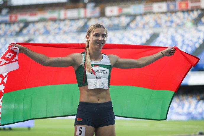 Archivo - Krystsina Tsimanouskaya celebra después de la final de 200 metros de atletismo femenino en la 30 Universiada de Verano en Nápoles, Italia