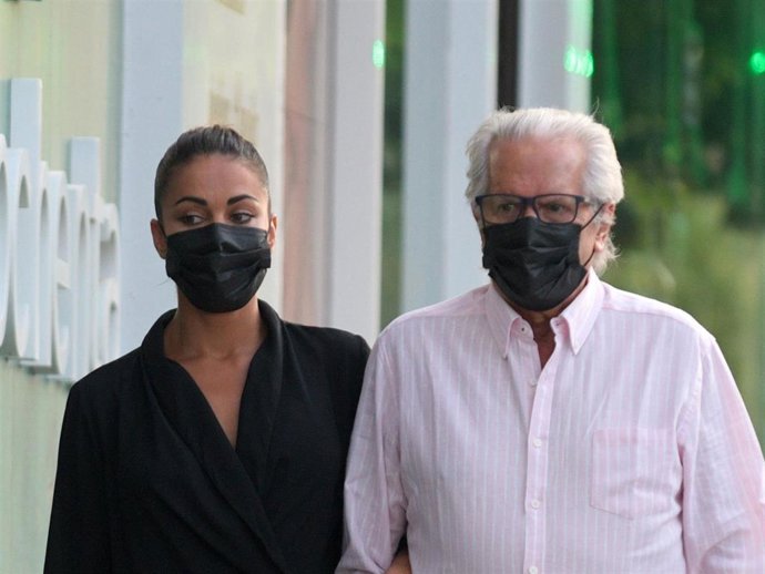 Lara Álvarez junto a su padre, Raúl Álvarez Cuervo.