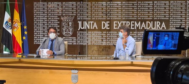 El vicepresidente segundo de la Junta y consejero de Sanidad, José María Vergeles, y el gerente del SES, Ceciliano Franco, prsentan el sistema de autocita
