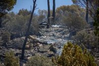 Guardia Civil investiga las causas del incendio en el pantano de San Juan e inspecciona la zona del origen
