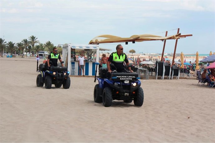 Archivo - Policías patrullan la playa de Puerto de Sagunto