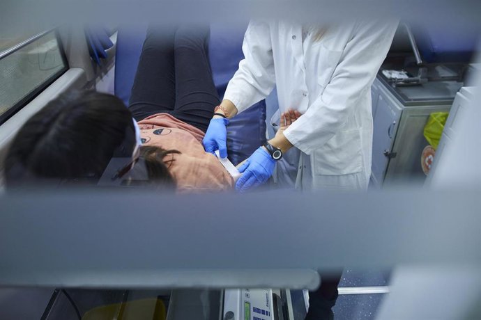 Archivo - Una donante se prepara para donar sangre en un dispositivo de Cruz Roja, en el centro Comercial La Gavia, en Madrid (España), a 15 de noviembre de 2020.