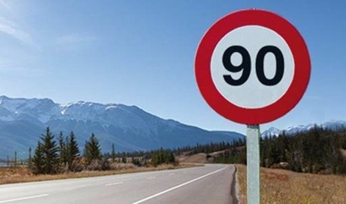 Archivo - Una señal de tráfico con el límite de 90 kilómetros por hora. Foto de Archivo