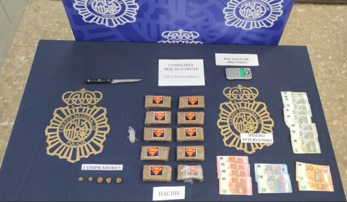 Objetos y drogas intervenidos en una operación policial