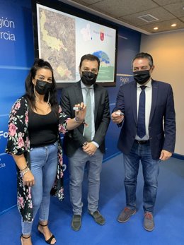 El director general de Territorio y Arquitectura, Jaime Pérez Zulueta, entrega el mapa cartográfico actualizado a escala 1:5.000 de los municipios a los alcaldes de Alcantarilla y Alguazas, Joaquín Buendía y Silvia Ruiz, respectivamente