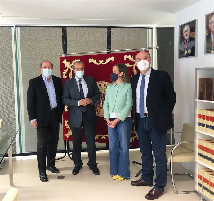 El presidente del Consultivo, Agustín S. De Vega, junto a los los consejeros Valle Ares, Francisco Ramos y Juan Vicente Herrera.