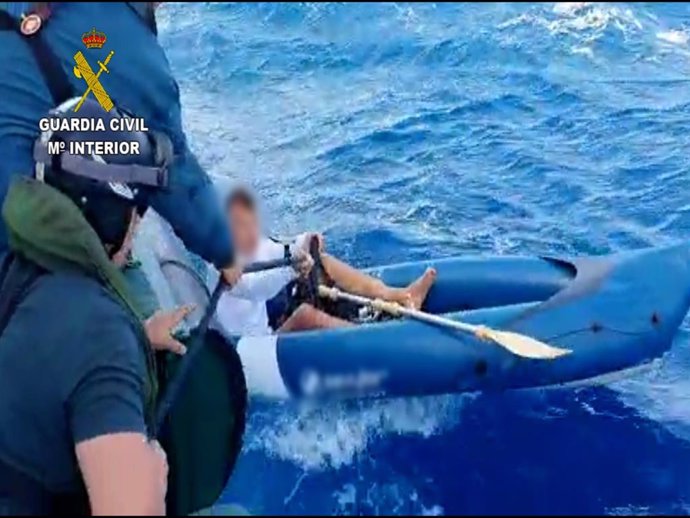 Rescate de una persona que se encontraba a la deriva con una canoa tipo kayak en aguas entre Lanzarote y Fuerteventura