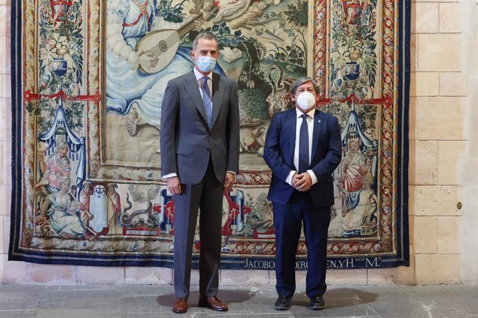 El Rey Felipe VI con el presidente del Parlament, Vicen Thoms.