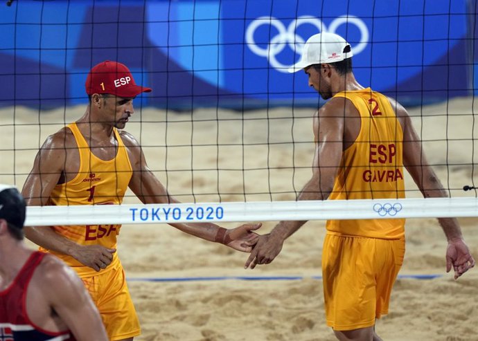 La pareja española de vóley playa formada por Pablo Herrera y Adrián Gavira, en un partido en los Juegos Olímpicos de Tokyo 2020