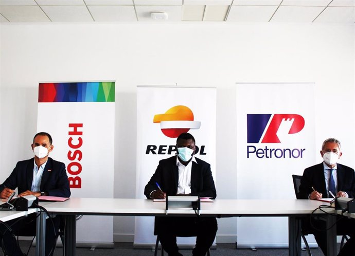 Tomás Malango, Director De Hidrógeno De Repsol; Emiliano López Atxurra, Presidente De Petronor, Y Javier González Pareja, Presidente De Bosch En España, En La Firma Del Acuerdo De Intenciones Para Explorar Proyectos En Hidrógeno Renovable