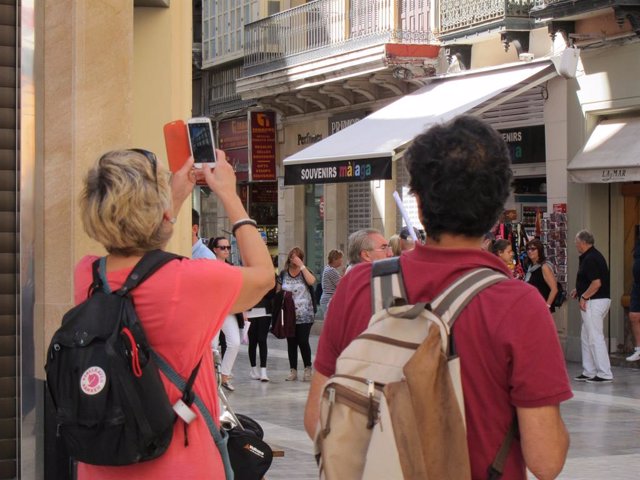 Archivo - Turismo, turista, foto, viajeros, visitantes, móvil, smartphone