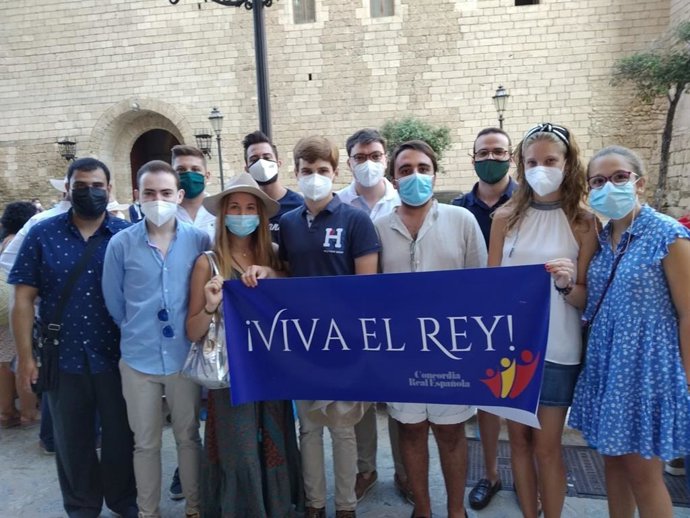 La vicesecretaria nacional de Acción Social de Nueva Generaciones, Catalina Mascaró, con miembros de NNGG en la concentración a favor del Rey frente al Palacio de la Almudaina.