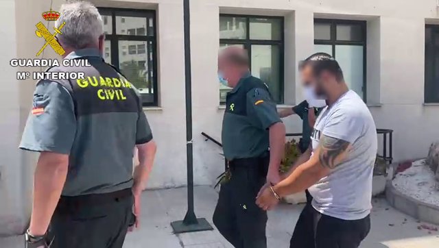 Uno de los responsables del 'crimen del Churrero', a su llegada a la Comandancia de la Guardia Civil de Cádiz.