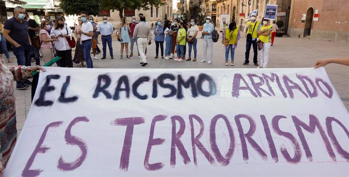 Archivo - Varias personas durante una concentración contra el odio y el racismo por un  crimen racista en Murcia. 