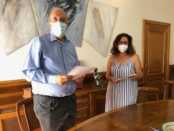 El presidente de la DPT, Manuel Rando, y la secretaria general de CCOO Teruel, Pilar Buj