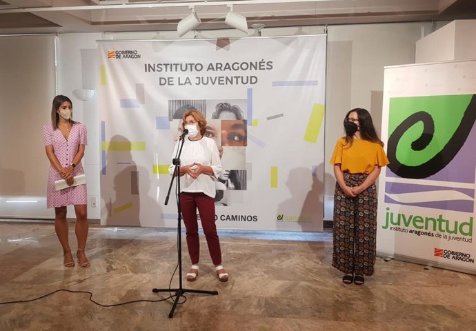 La consejera de Ciudadanía y Derechos Sociales del Gobierno de Aragón, María Victoria Broto, visita la Asesoría Emocional del Instituto Aragonés de la Juventud.