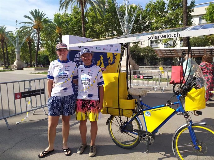 Una pareja suiza que está haciendo la expedición The Sun Trip y ha hecho parada en Barcelona.