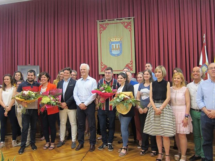 Archivo - Los nuevos vendimiadores de las fiestas de San Mateo 2019, Noelia Heras y Cristian Ortega, junto a los anteriores y parte de los candidatos presentados