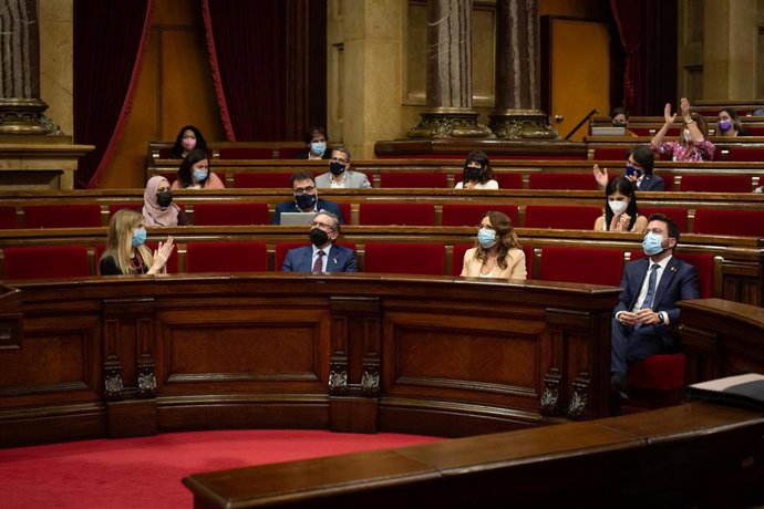 (Primera fila, I-D) La consellera de Acción Exterior y Transparencia, Victria Alsina; el conseller de Economía y Hacienda de la Generalitat, Jaume Giró; la consellera de la Presidencia, Laura Vilagr, y el presidente de la Generalitat, Pere Aragons, d