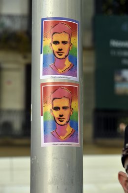 Pegatinas con el rostro de Samuel Luiz, durante una concentración 