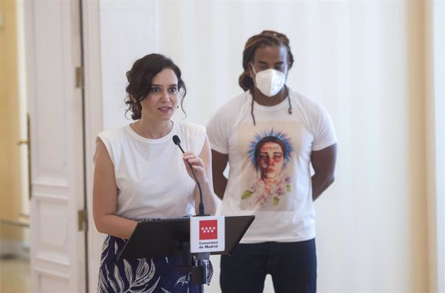 La presidenta de la Comunidad de Madrid, Isabel Díaz Ayuso, ofrece una rueda de prensa tras su reunión con el artista cubano Yotuel Romero en la Real Casa de Correos