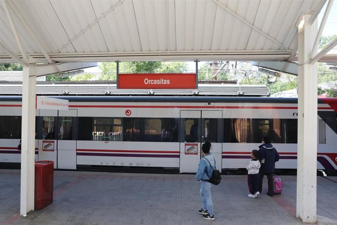 Archivo - Pasajeros en el andén de la estación de Cercanías de Orcasitas
