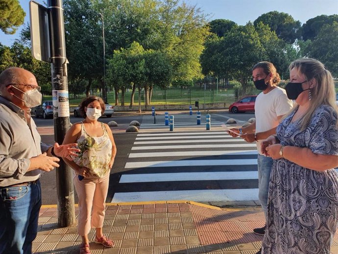 El portavoz de Ciudadanos en el Ayuntamiento de Dos Hermanas, Javier Cabezas, durante una visita al Parque de los Pinos de Montequinto.