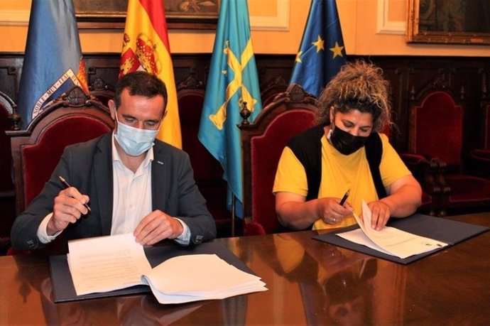 El concejal de Economía, Javier Cuesta, y la presidenta de la Asociación de Vendedores Ambulantes, Rocío Gabarri, Firman un convenio de colaboración.