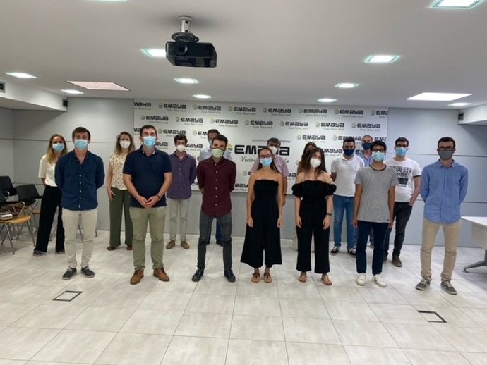 Los 12 estudiantes de prácticas que se han incorporado a Emaya durante la reunión con la empresa