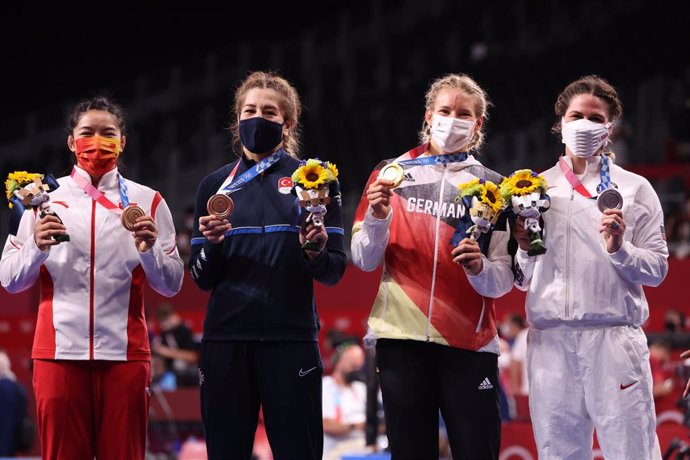 02 August 2021, Japan, Chiba: (L-R) ronze medallist China's Zhou Qian, bronze medallist Turkey's Yasemin Adar, gold medallist Germany's Aline Rotter-Focken and silver medallist USA's Adeline Maria Gray celebrate at the award ceremony for the Women's Fre