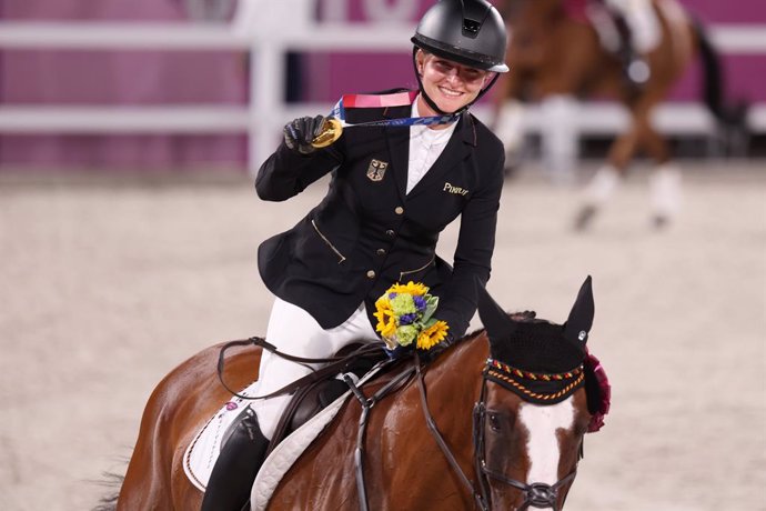 02 August 2021, Japan, Tokyo: Gold medallist Germany's Julia Krajewski rides a lap of honour on Amande de B`Neville after the Equestrian Jumping Individual Final at Equestrian Park during the Tokyo 2020 Olympic Games. Photo: Friso Gentsch/dpa