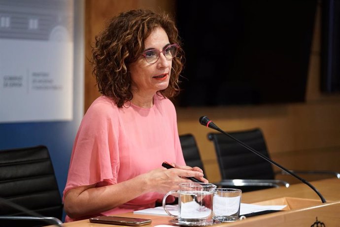 La ministra de Hacienda y Función Pública, María Jesús Montero, ofrece una rueda de prensa tras presidir la Conferencia Sectorial del Plan de Recuperación, Transformación y Resiliencia en la sede ministerial, a 2 de agosto de 2021, en Madrid (España). 