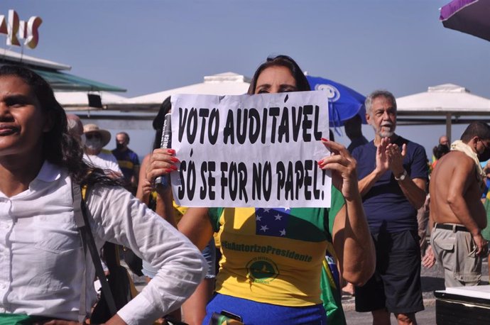 Una simpatizante del presidente de Brasil, Jair Bolsonaro, esparciendo acusaciones de fraude contra el modelo electoral del país.