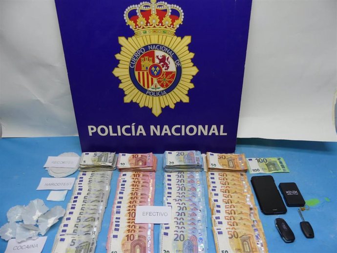 Dinero, droga y útiles incautados por la Policía Nacional en un punto de venta de droga.