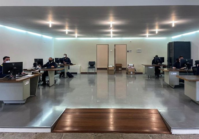 Archivo - Rastreadores militares nos seus postos de traballo para contactar con cidadáns. Foto de arquivo.