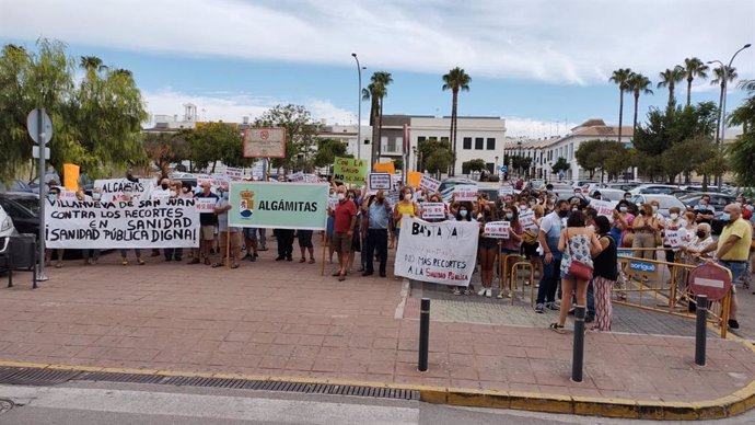 Imagen de este lunes de una concentración de vecinos de Algámitas y Villanueva de San Juan en Osuna (Sevilla) en protesta por los recortes en atención primaria.