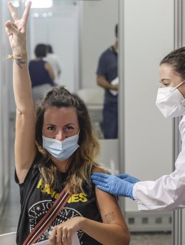 Una joven posa mientras recibe la vacuna contra el Covid-19 a una joven en el dispositivo puesto en marcha en la Ciutat de les Arts i les Cincies de Valencia, a 28 de julio de 2021, en Valencia, Comunidad Valenciana, (España).