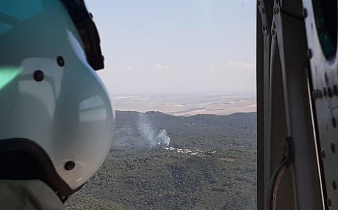 Vista del incendio forestal en un paraje de Trassierra en Córdoba.